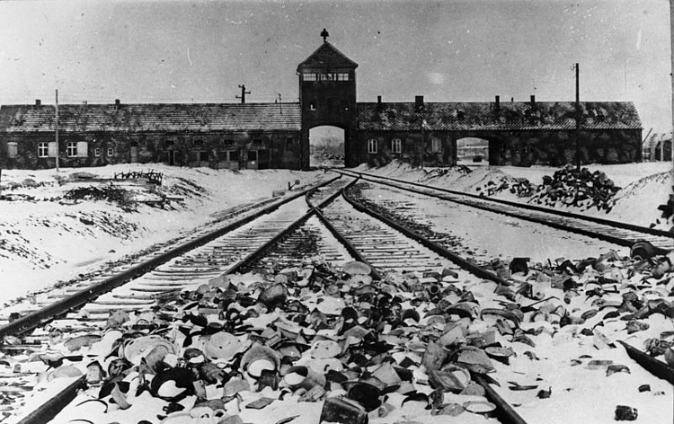 Einfahrtsgebäude des KZ Birkenau, Ansicht von innen (1945, nach der Befreiung, Fotograf S. Mucha)