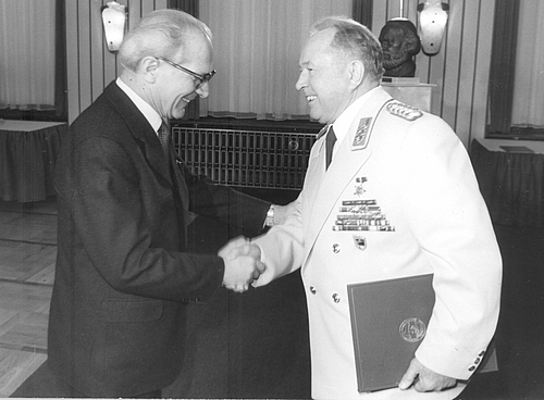 Erich Honecker begl&uuml;ckw&uuml;nschte Erich Mielke zum 30. Jahrestag der Bildung des Ministeriums f&uuml;r Staatssicherheit, 8. Februar 1980, Quelle: Bundesarchiv, Bild Y 10-0097-91