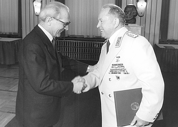 Erich Honecker begl&uuml;ckw&uuml;nschte Erich Mielke zum 30. Jahrestag der Bildung des Ministeriums f&uuml;r Staatssicherheit, 8. Februar 1980, Quelle: Bundesarchiv, Bild Y 10-0097-91